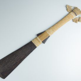 Borduna concava-convexa espatulada